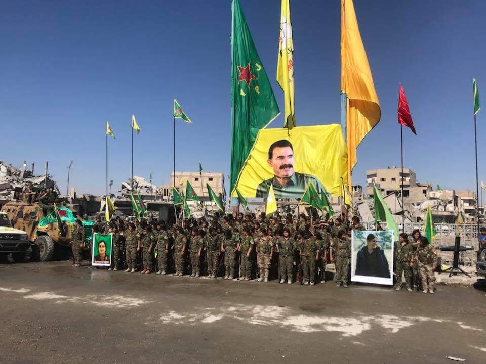 Un poster di Ocalan svetta nella piazza principale di Raqqa, piazza al Naeem, durante le celebrazioni della vittoria delle SDF. Credits to: SDF.